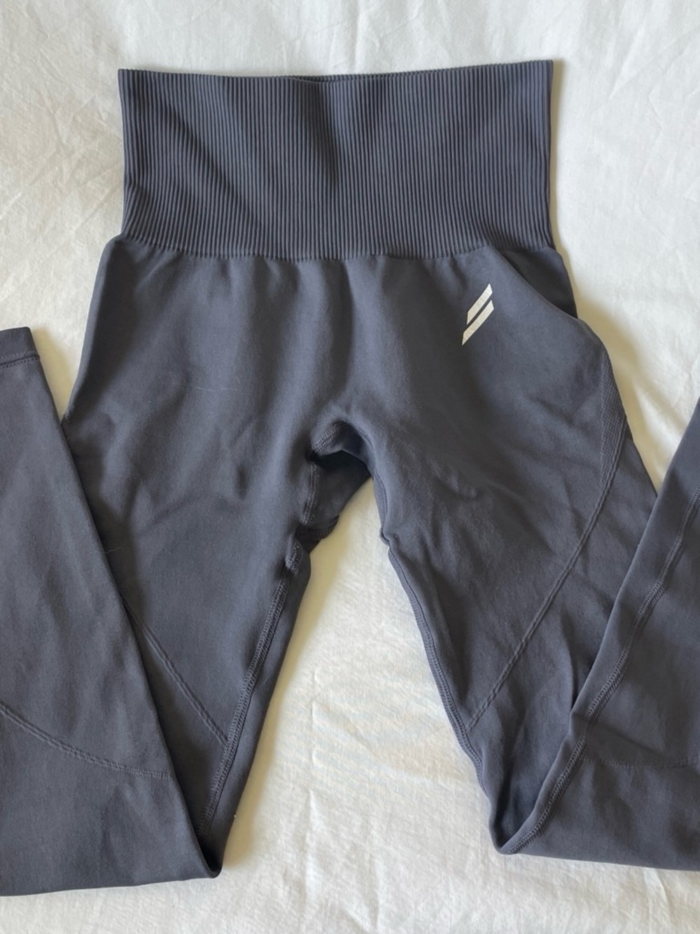 DOYOUEVEN High-Waist Leggings in Charcoal